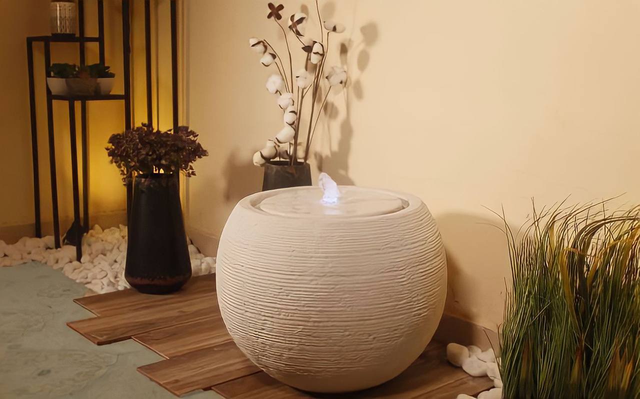 نافورة خارجية وداخلية مضاءة بسطح مائي ناعم تناسب الحدائق