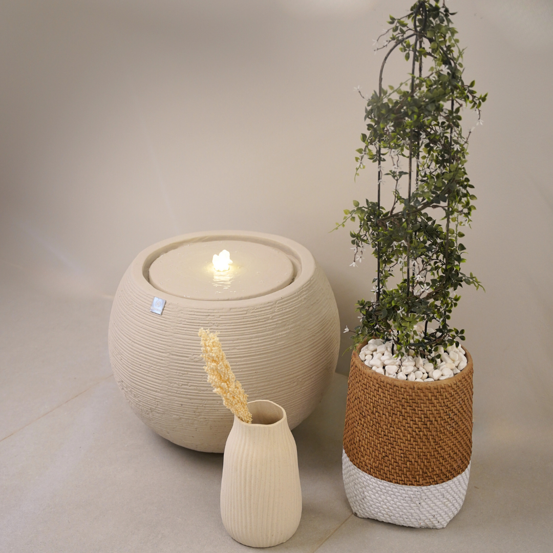 نافورة كونكريت بتفاصيل بسيطة تضيف جمالاً طبيعياً