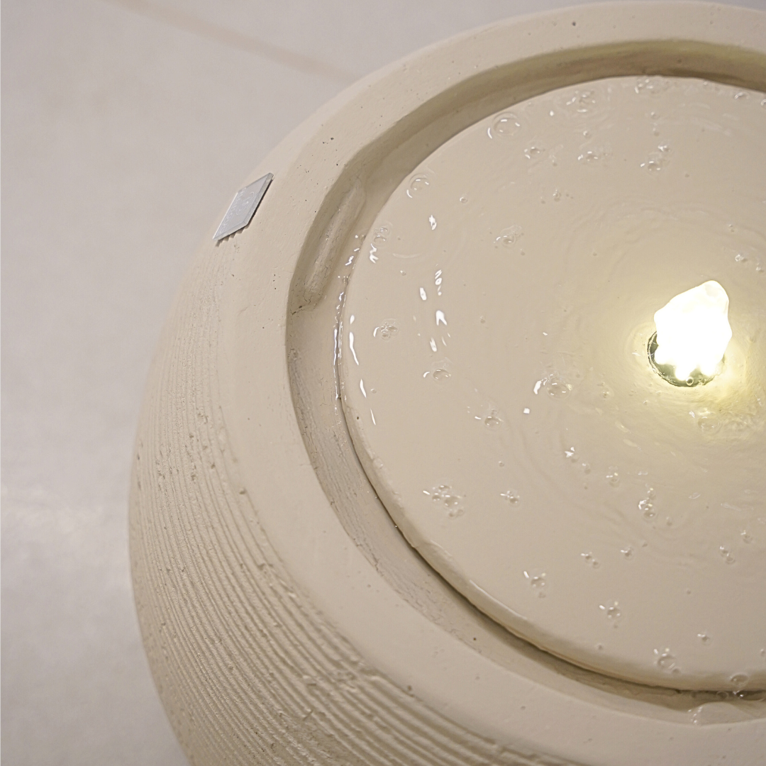 نافورة مضاءة تمنح المكان توهجاً جميلاً