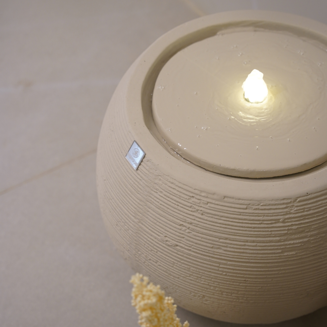 نافورة مضاءة بلون ناعم تنسجم مع الأجواء الهادئة