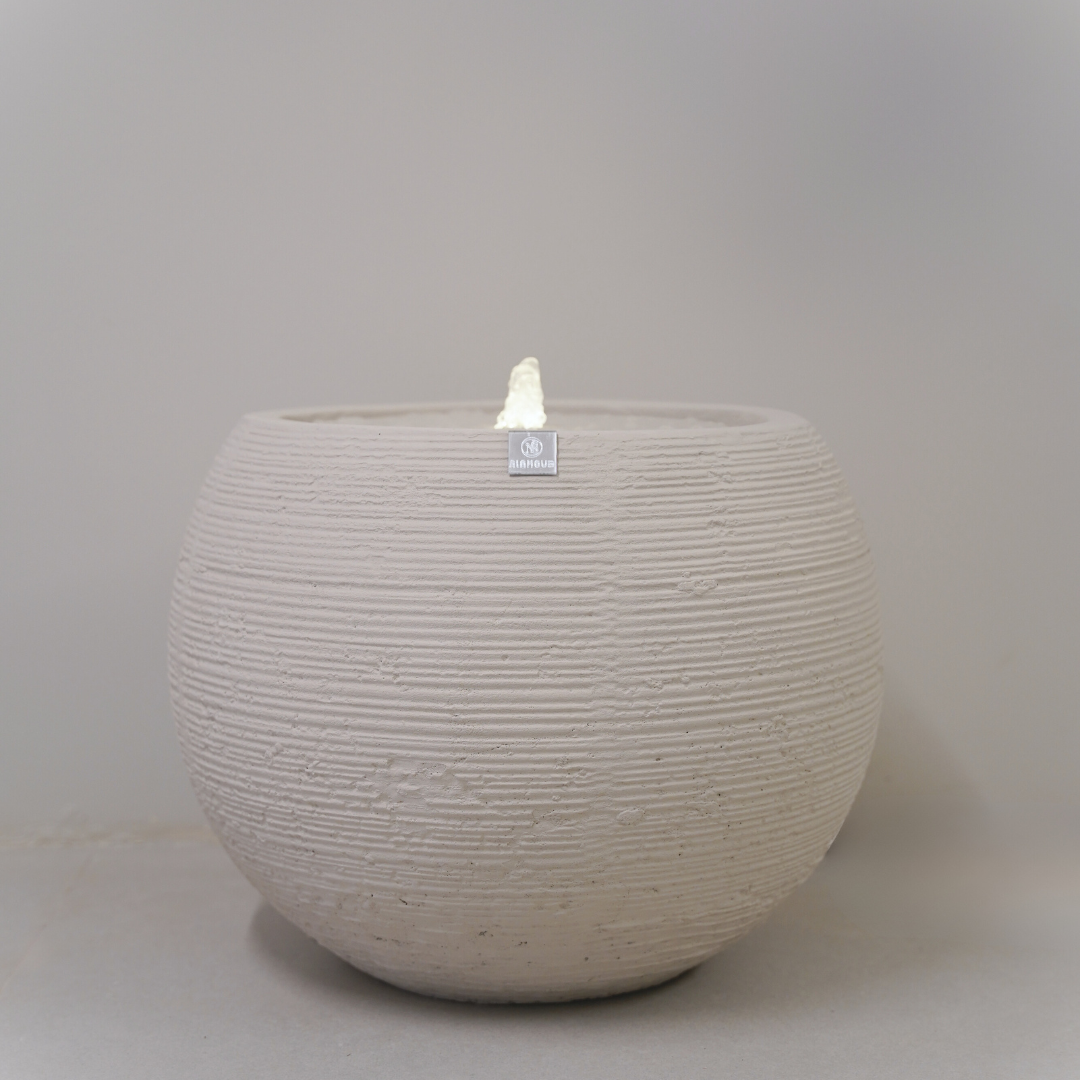 نافورة كونكريت ذات شكل دائري تضيف جمالًا للمكان