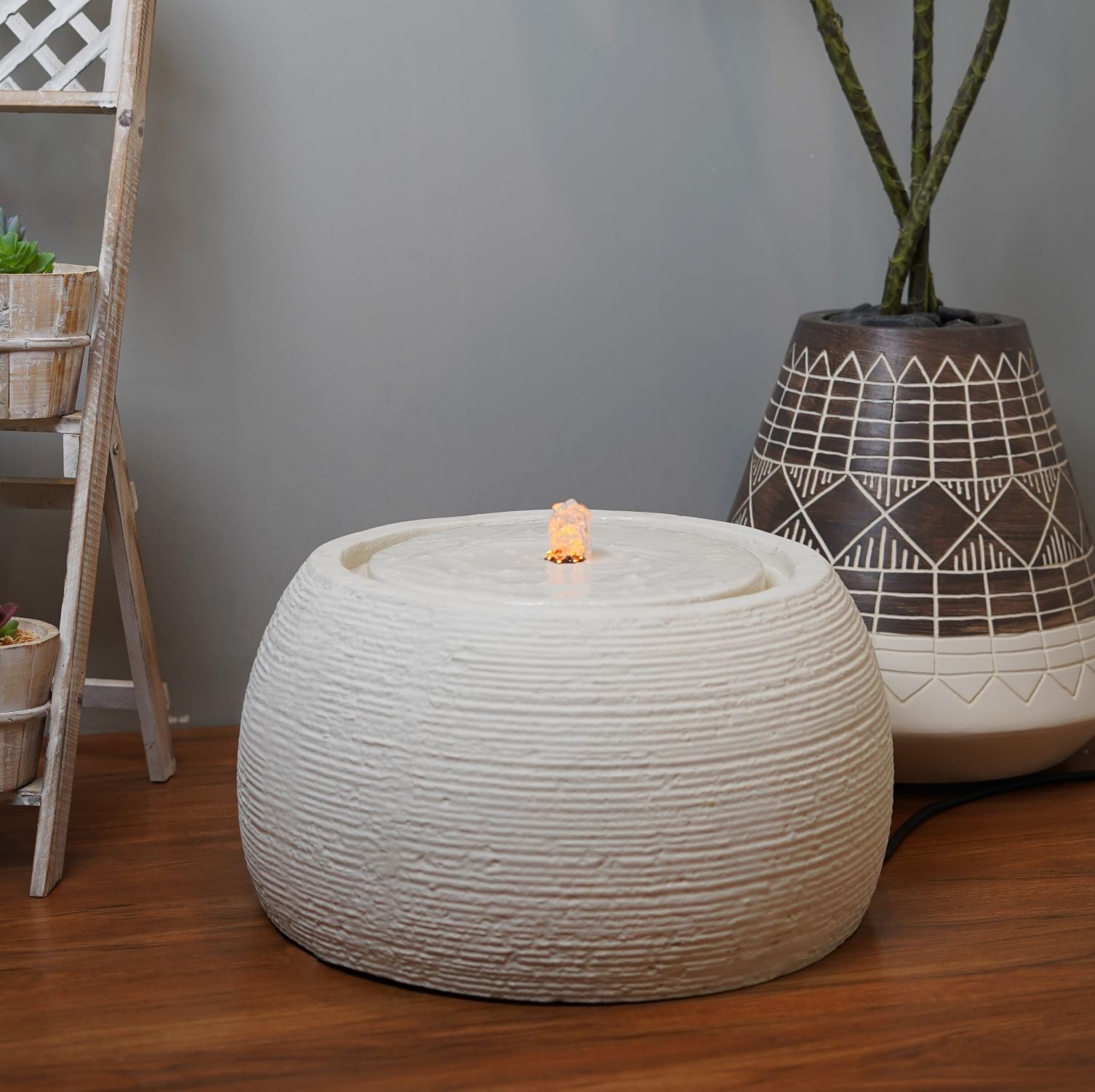 نافورة بتدفق مائي ناعم تضفي لمسة راقية على المساحة