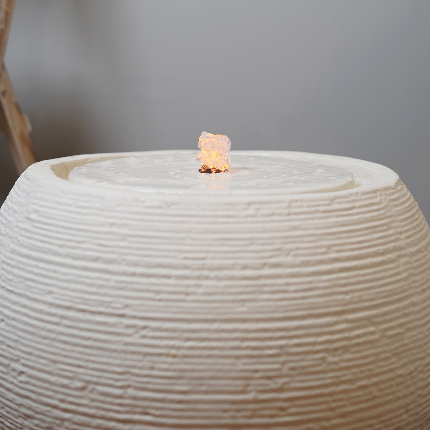 نافورة الرياض بتصميم مضاء بسيط تضيف هدوءاً وأناقة للمساحات الخارجية والداخلية