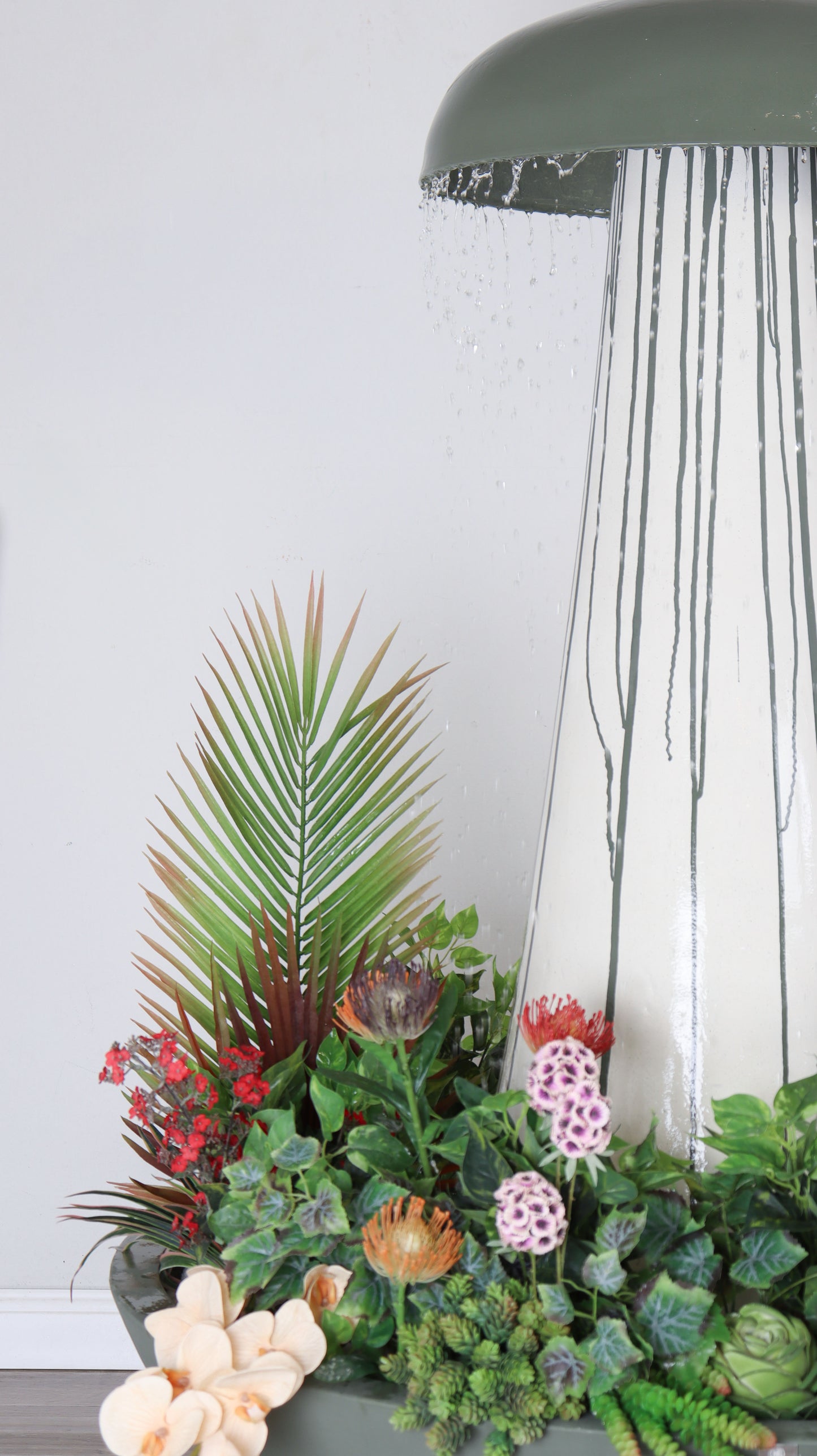 نافورة مضاءة بتدفق ماء طبيعي يخلق أجواء مريحة