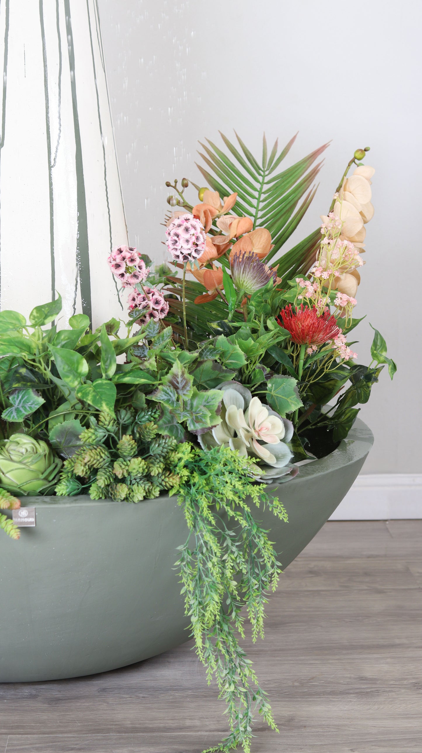 نافورة بتصميم مرتفع يبرز جمال الماء والأشجار