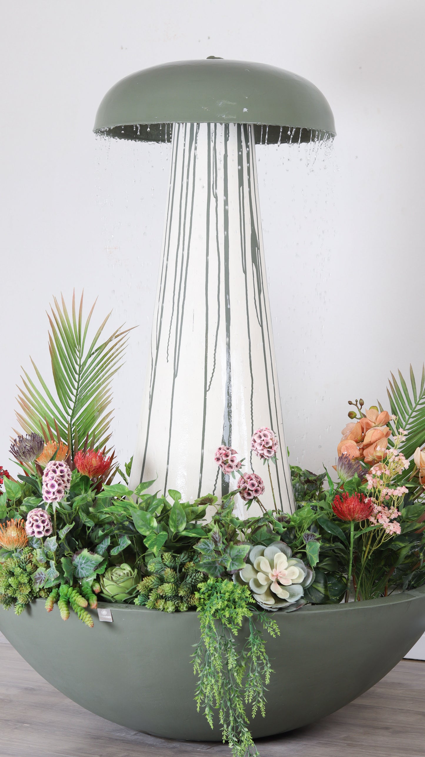 نفورة بسطح مائي واسع يمنح شعوراً بالصفاء