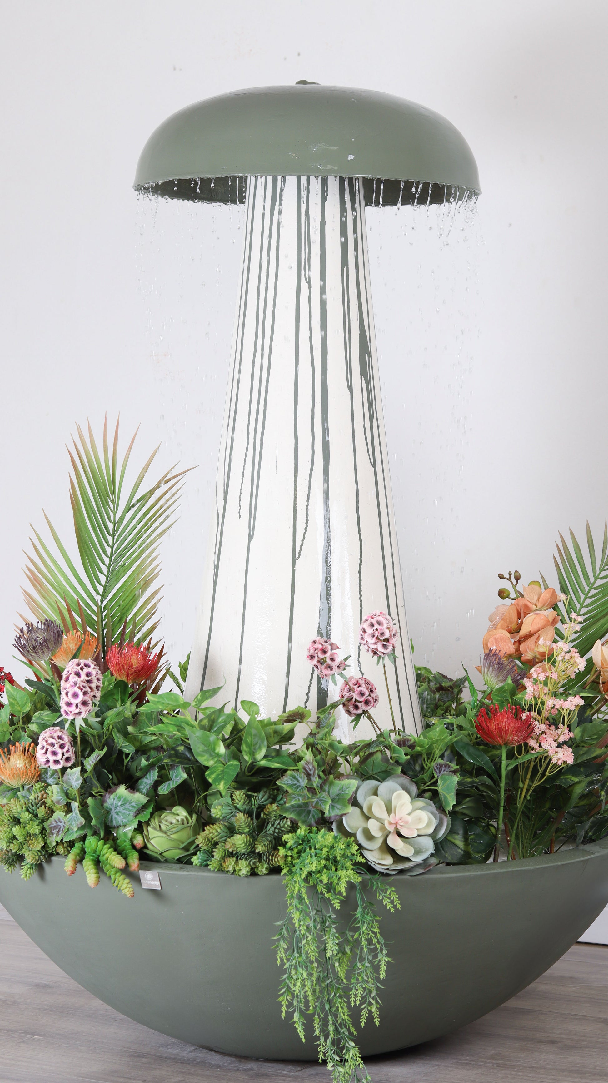 نفورة بسطح مائي واسع يمنح شعوراً بالصفاء