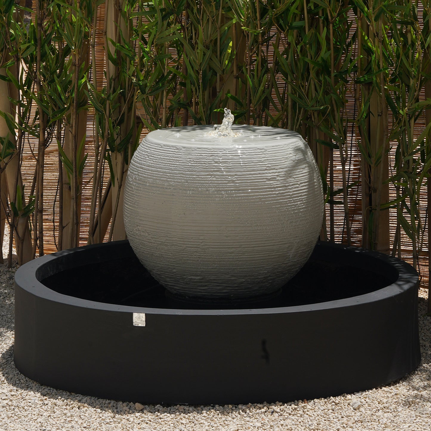 نافورة سيشل بتصميم دائري أنيق يضفي هدوءاً على المكان