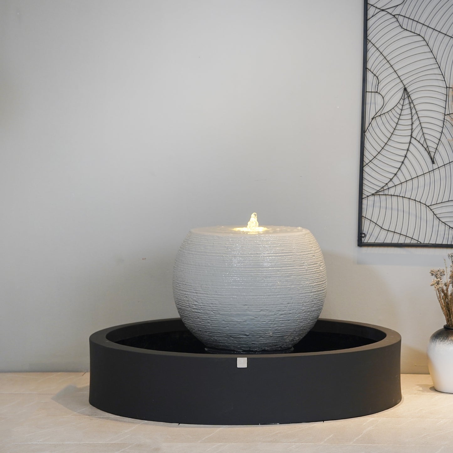 نافورة داخلية مضاءة تمنح الزاوية لمسة راقية