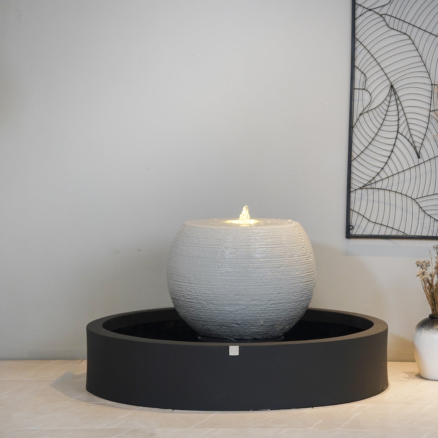 نافورة داخلية مضاءة تمنح الزاوية لمسة راقية