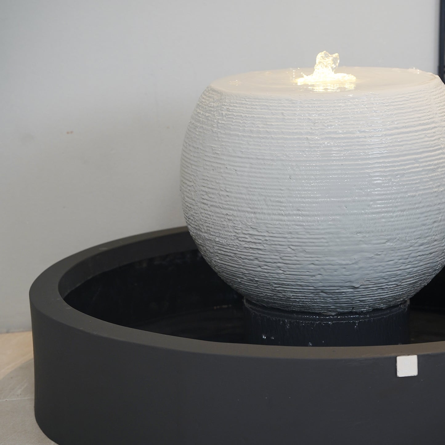 نافورة كونكريت بتصميم بسيط ينسجم مع الديكور الداخلي