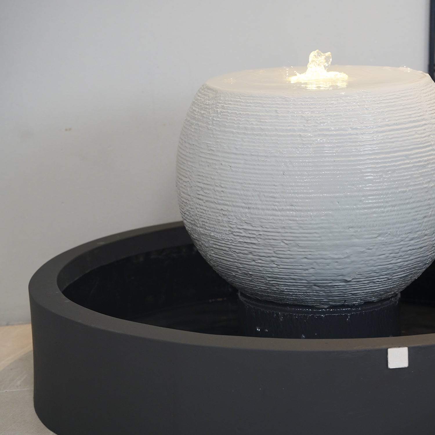 نافورة كونكريت بتصميم بسيط ينسجم مع الديكور الداخلي