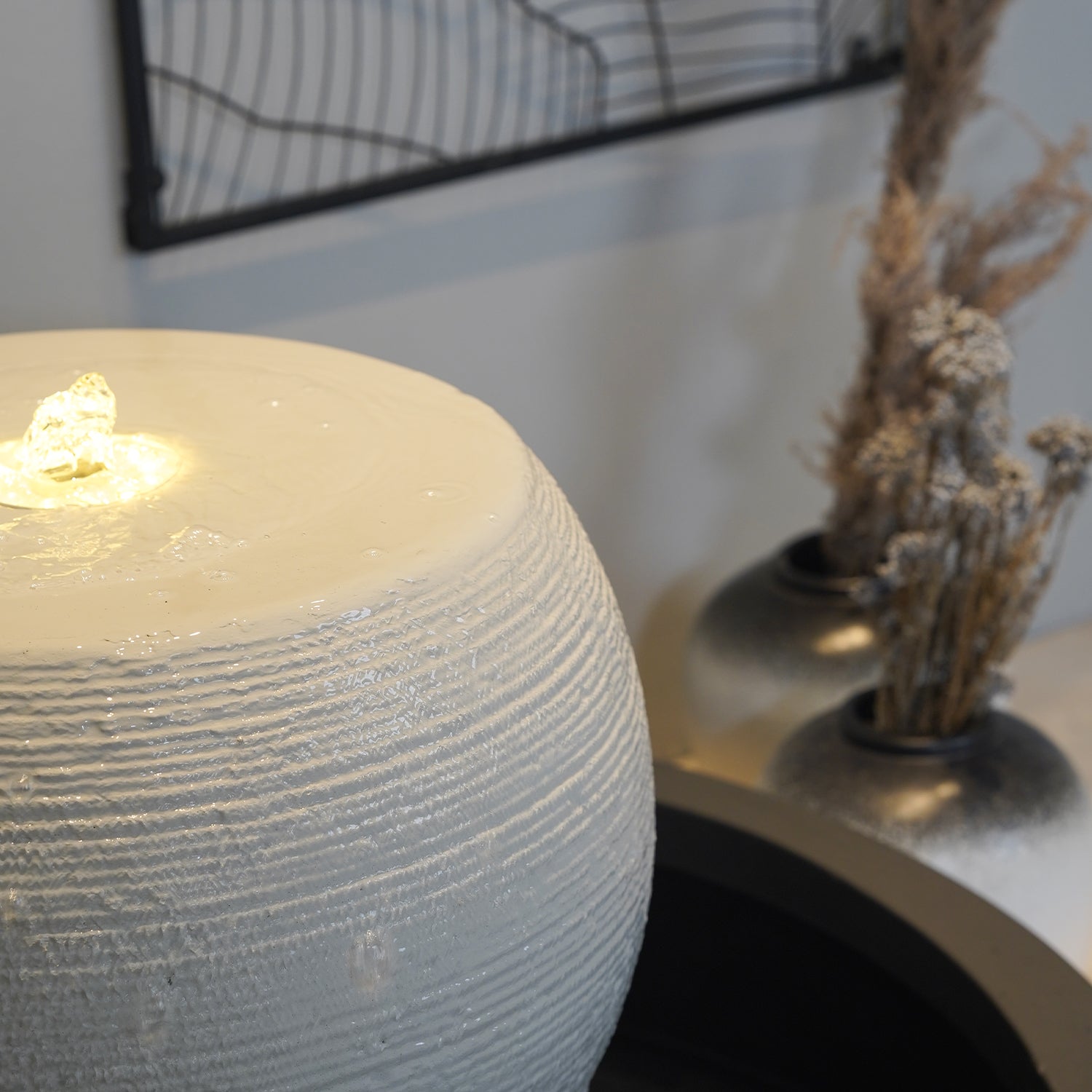 نافورة سيشل بتفاصيل ناعمة تمنح المكان طابعاً أنيقاً