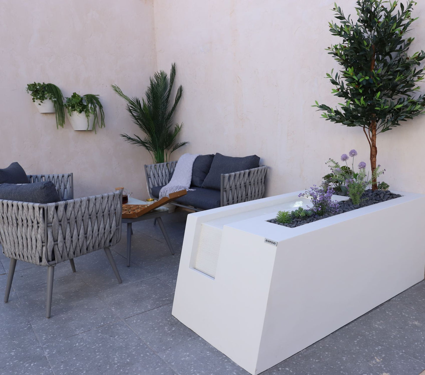 نافورة حديثة مع أشجار متناغمة تضيف جمالاً طبيعياً