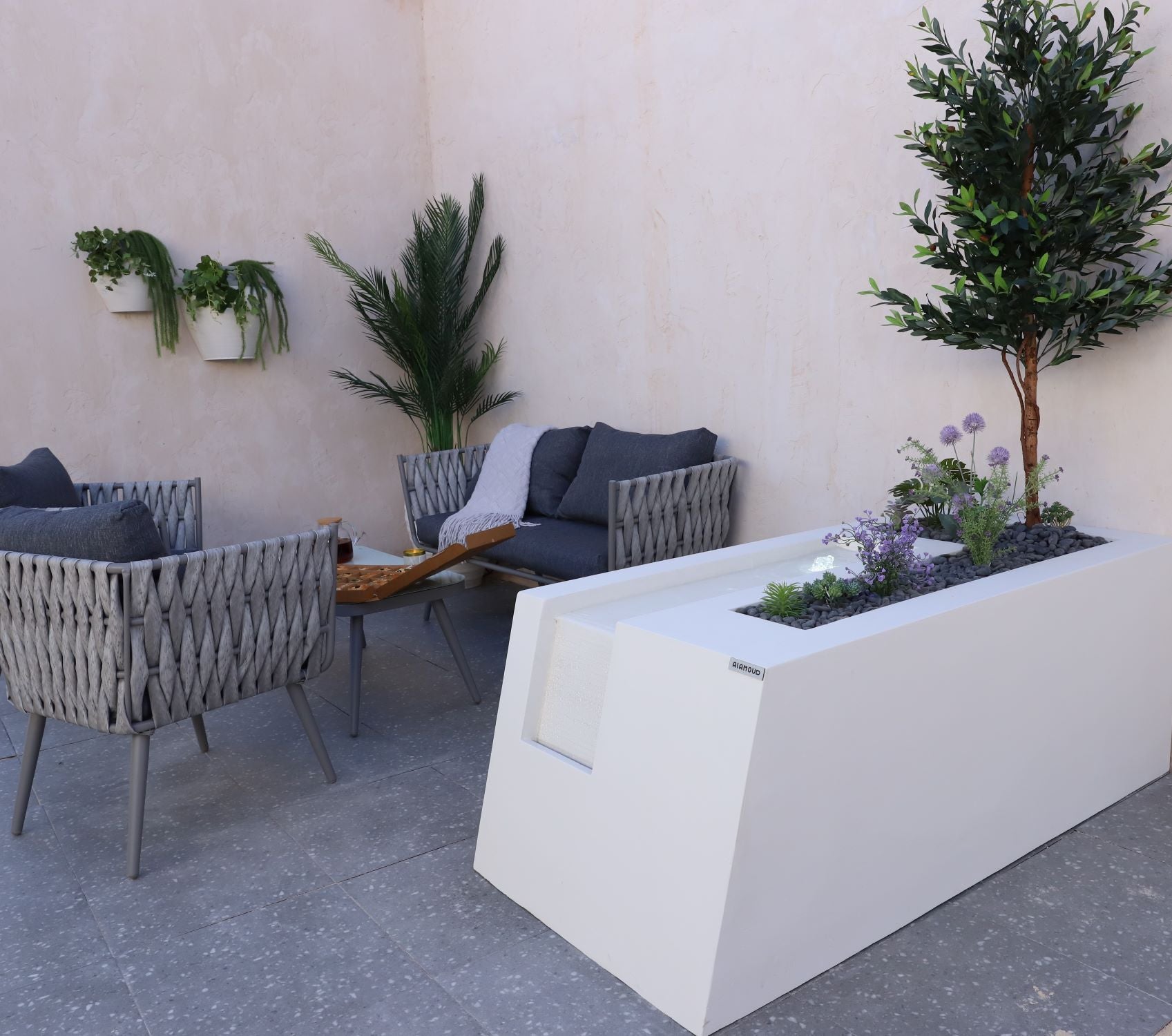 نافورة حديثة مع أشجار متناغمة تضيف جمالاً طبيعياً