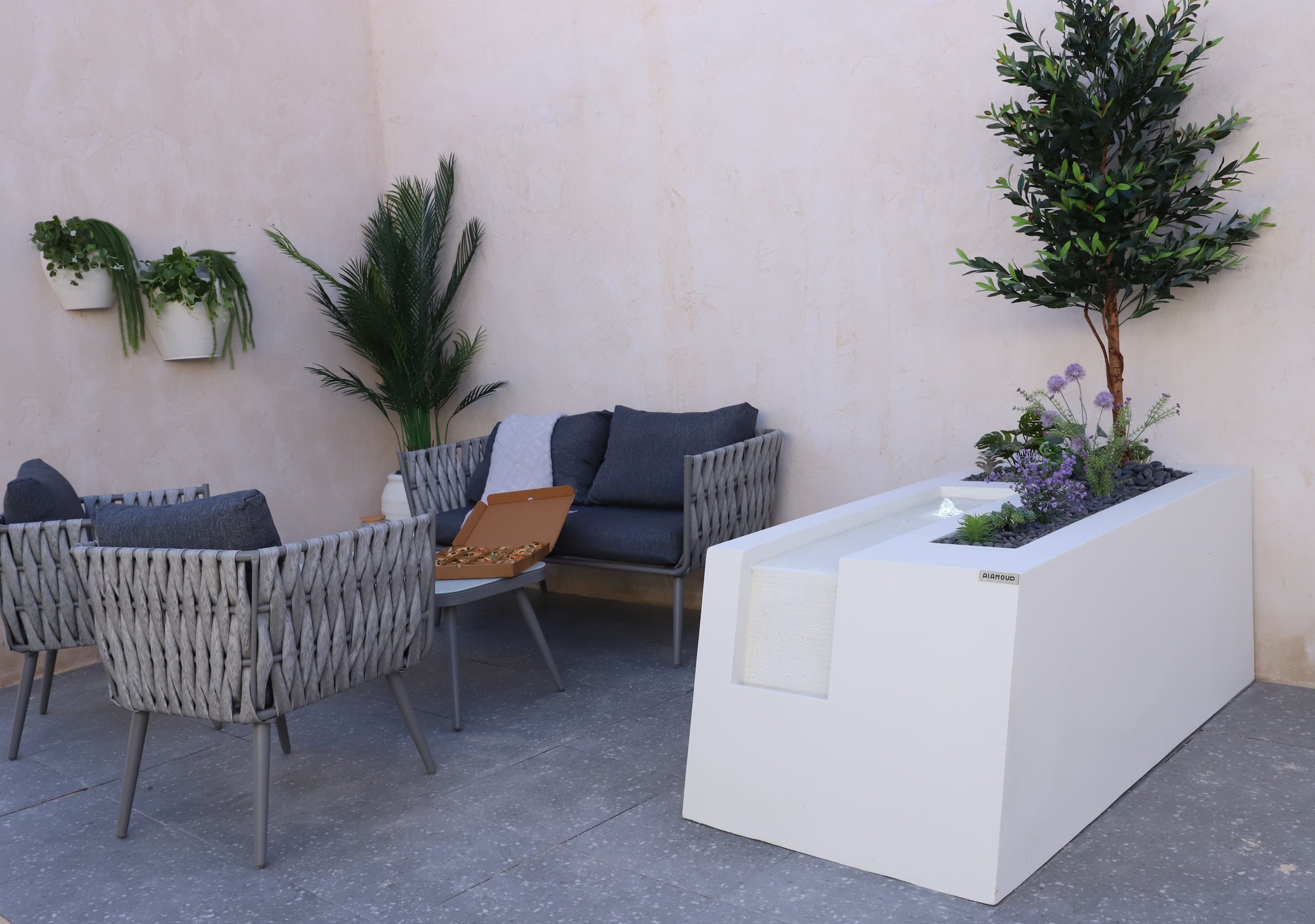 نافورة بتصميم مطوّر ينسجم مع الديكور الحديث