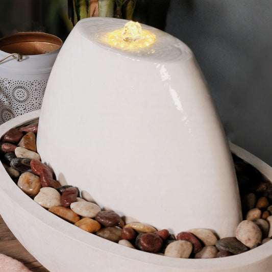 نافورة تايتنك بتصميم بيضاوي أنيق يضيف هدوءاً للمكان