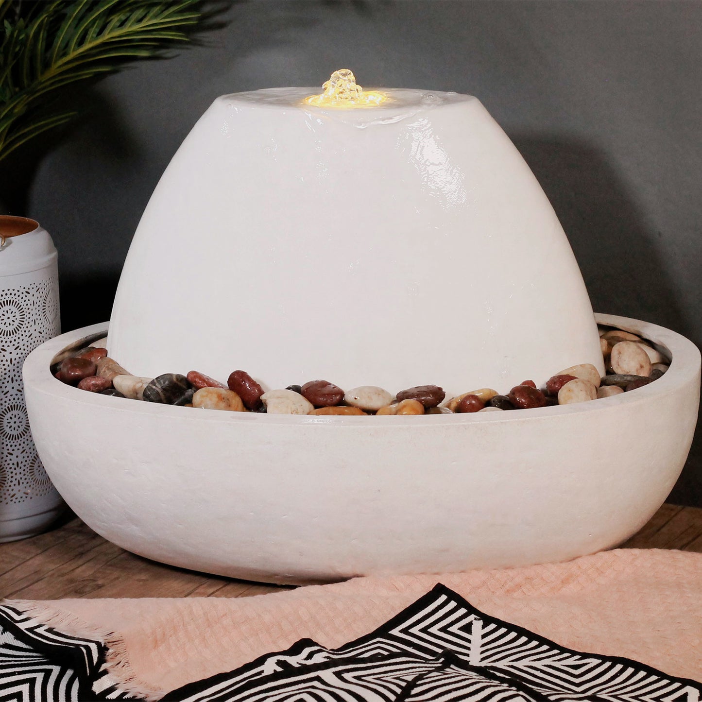 نافورة خارجية مضاءة تمنح المساحة لمسة جمالية ناعمة