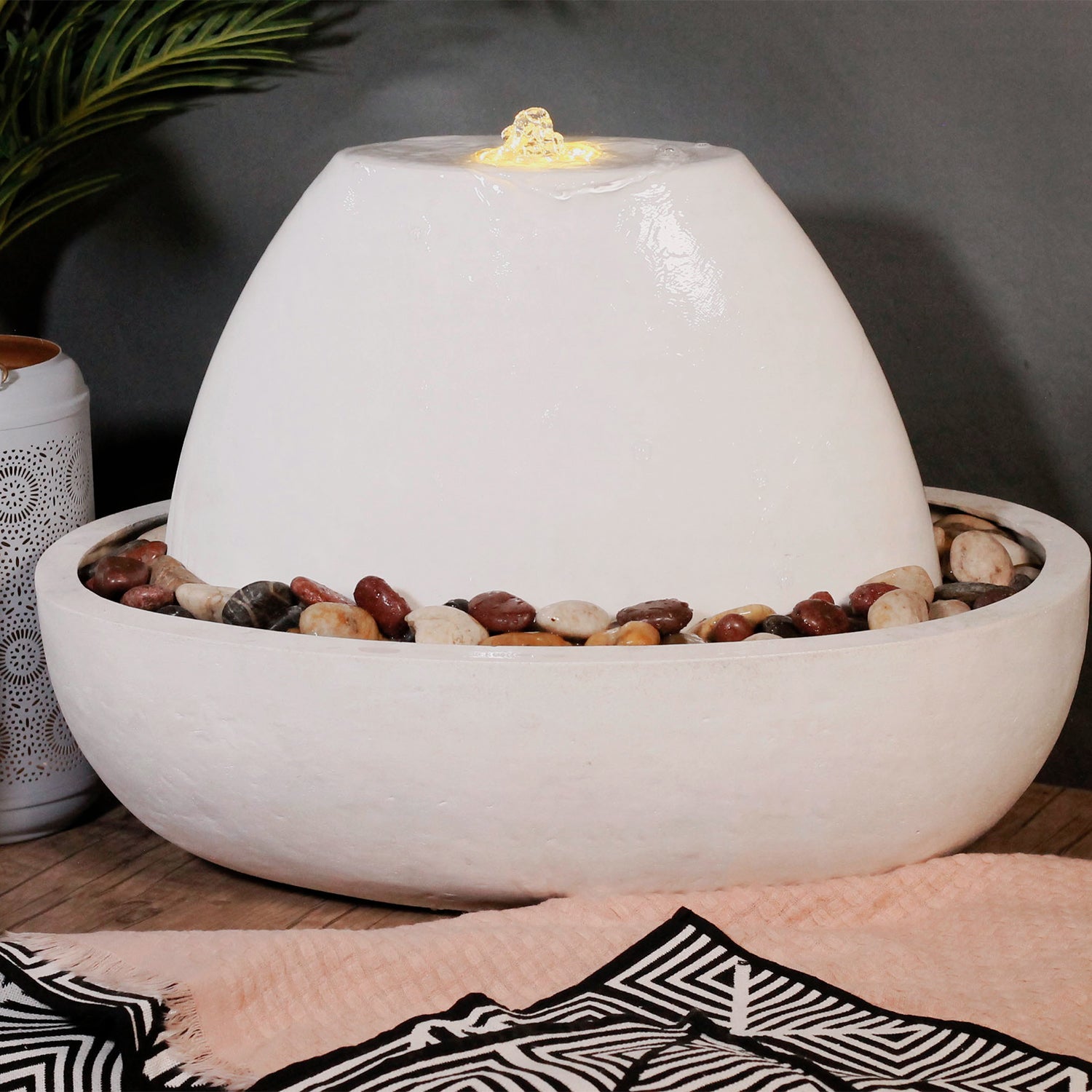 نافورة خارجية مضاءة تمنح المساحة لمسة جمالية ناعمة