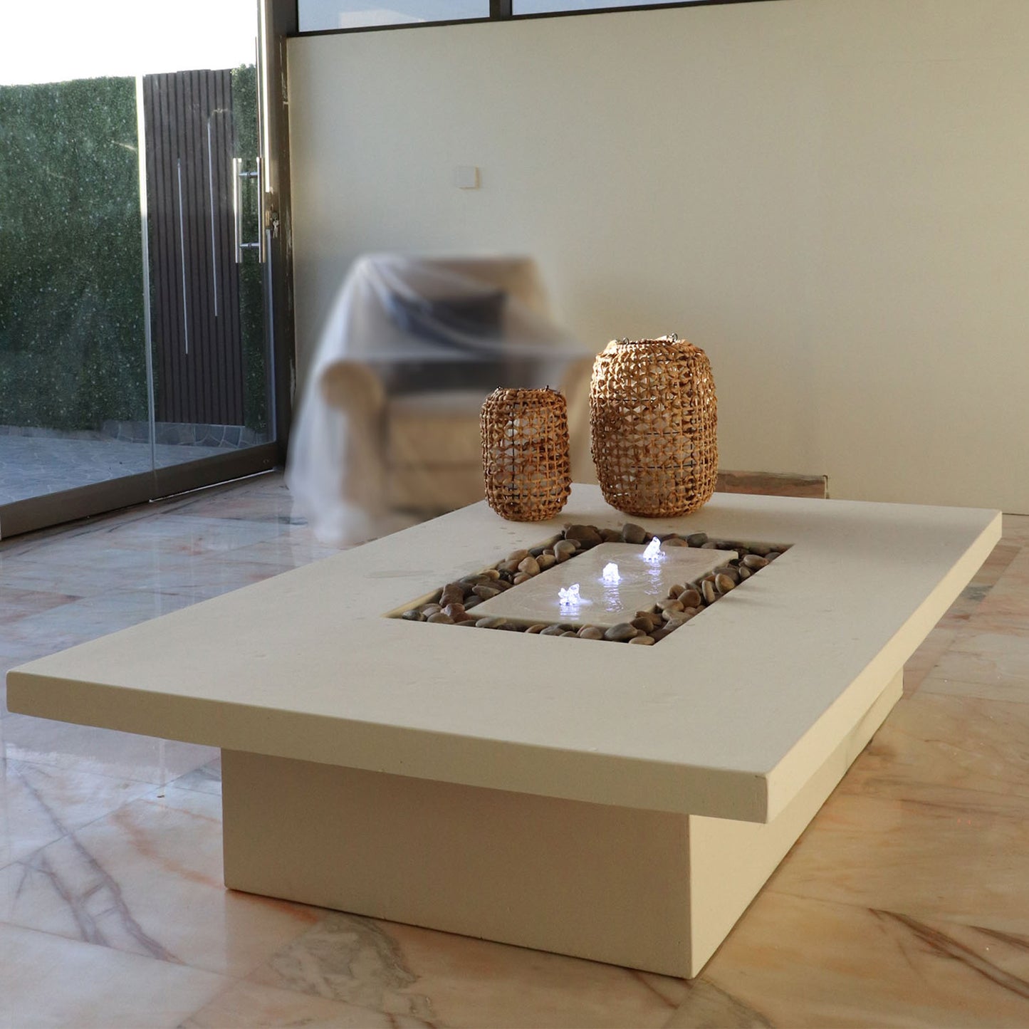 نافورة مضاءة تمنح المكان طاقة إيجابية ولمسة أناقة