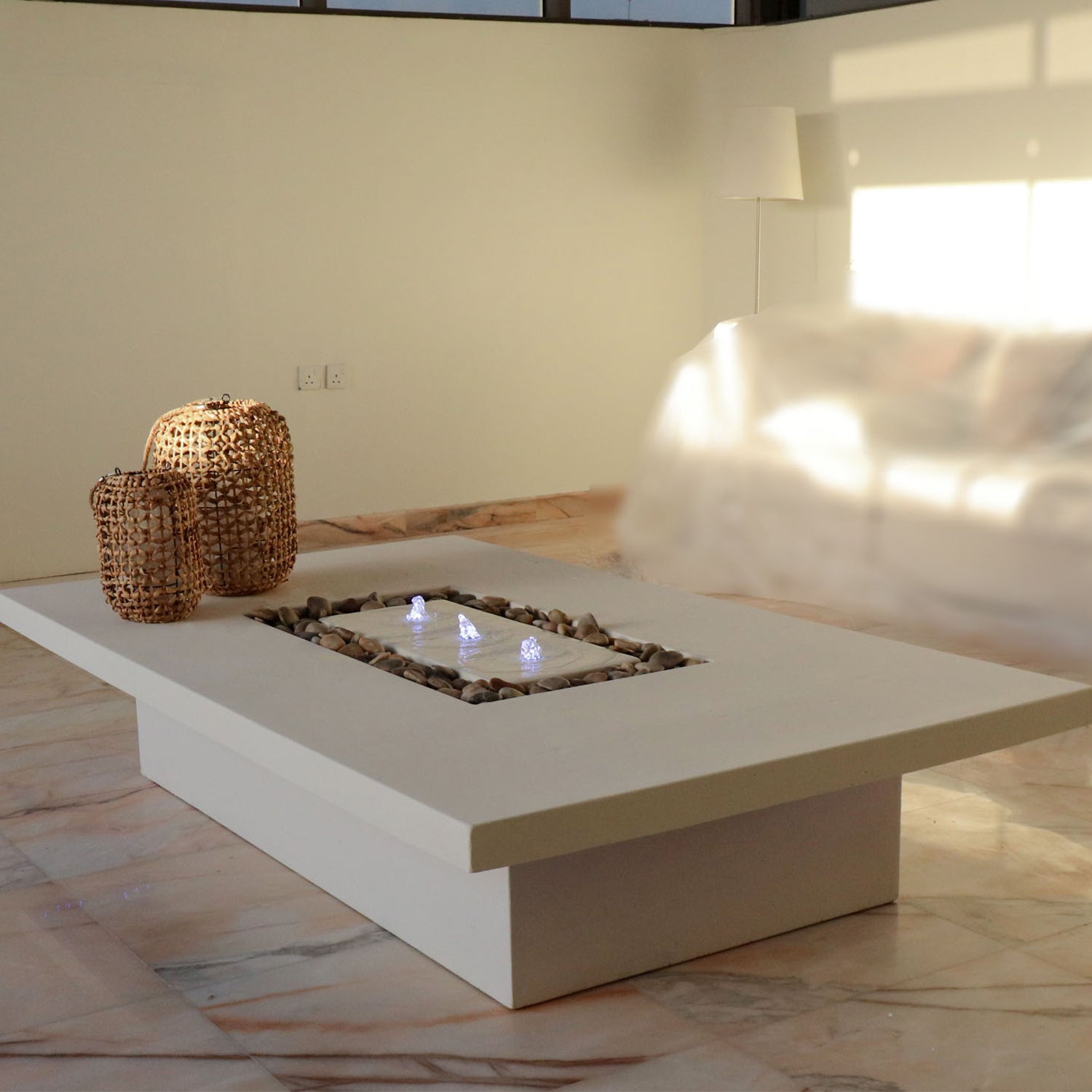 نافورة خارجية بإطار كونكريت وتوهج ضوئي جميل