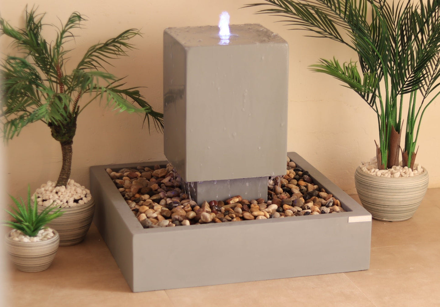 نافورة البرج بتصميم راق ينساب بهدوء ويمنح المكان أناقة