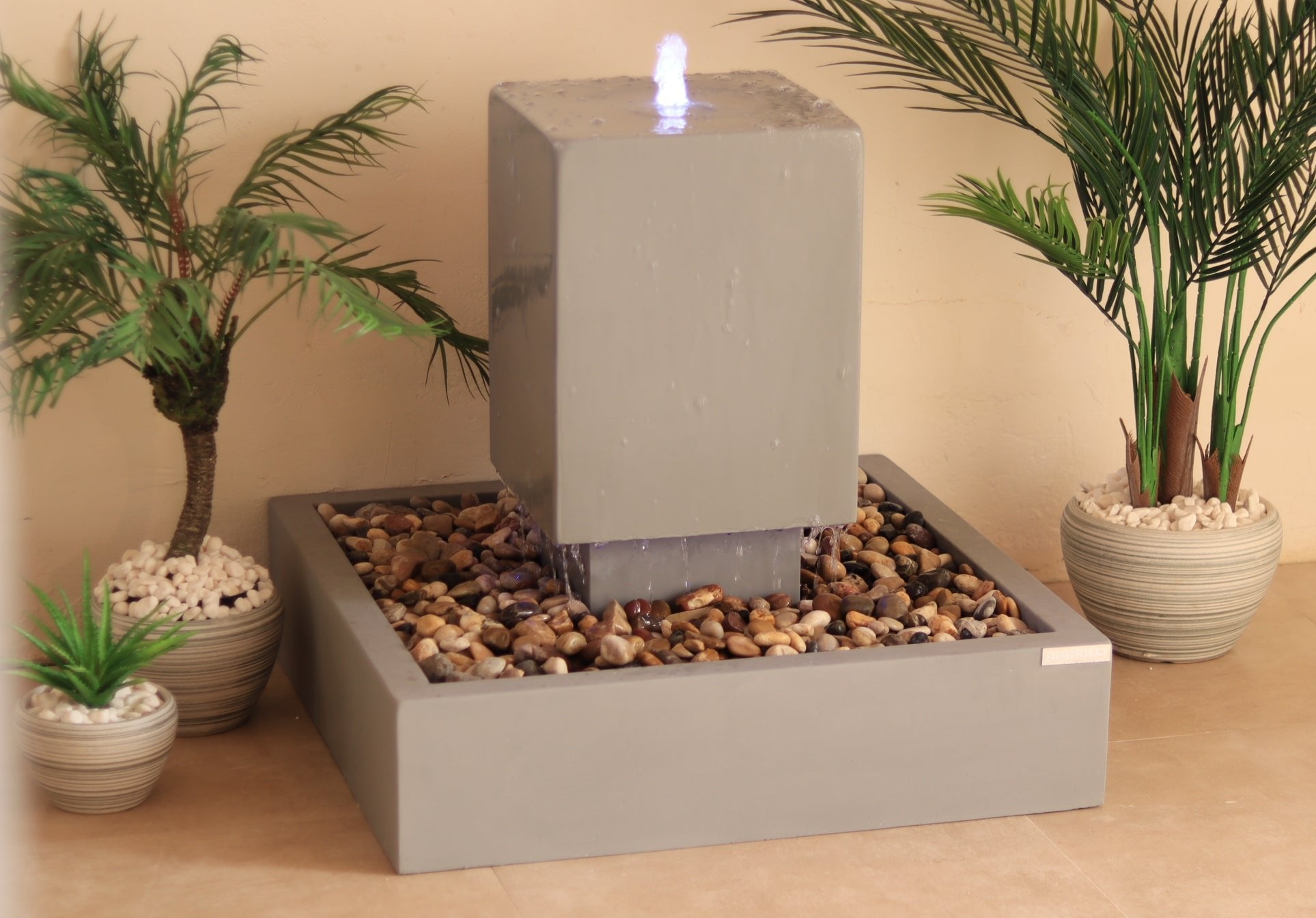 نافورة البرج بتصميم راق ينساب بهدوء ويمنح المكان أناقة