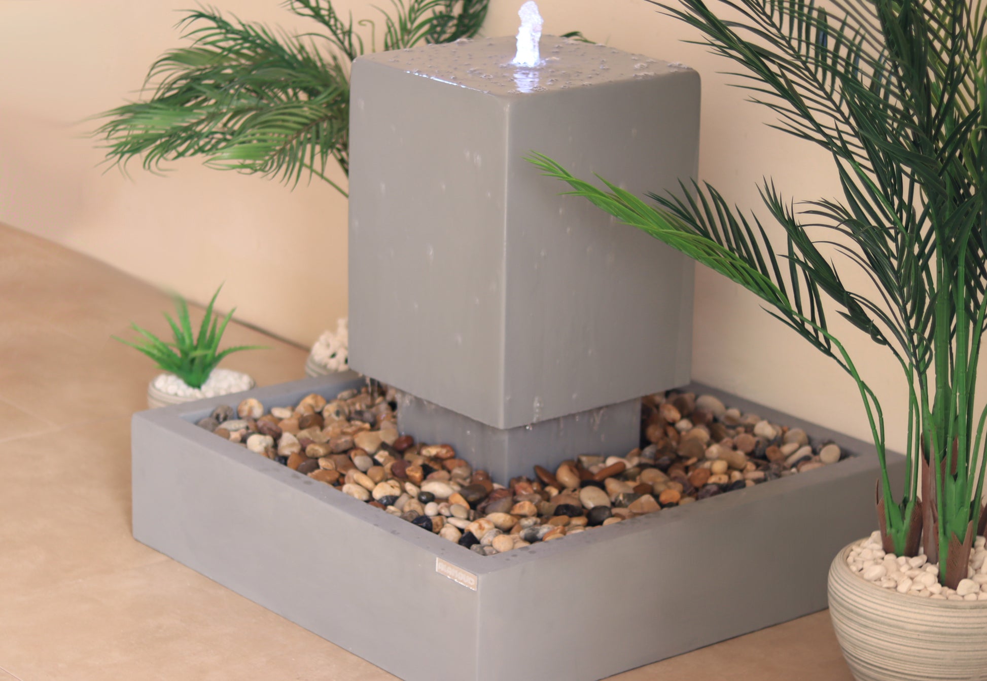 نافورة خارجية بإضاءة مدمجة تضيف جمالاً للمساحة