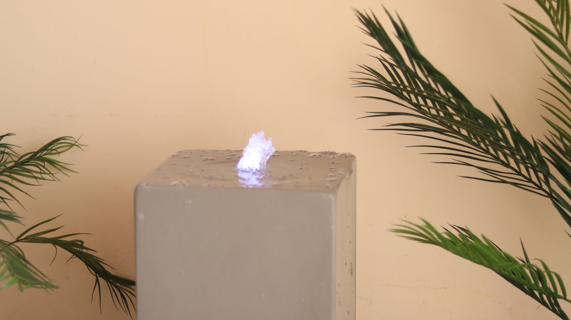 نافورة البرج بسطح مائي ناعم وتدفق هادئ