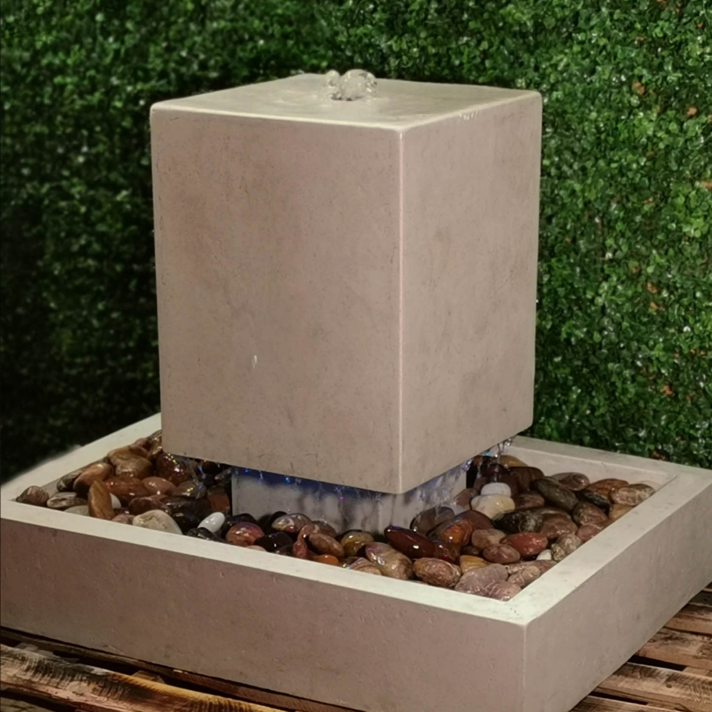 نافورة بتصميم برج علوي يبرز جمال الماء