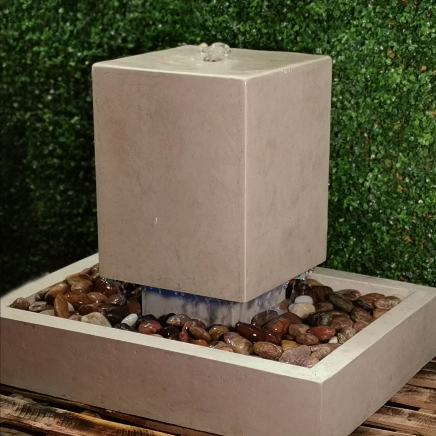 نافورة بتصميم برج علوي يبرز جمال الماء