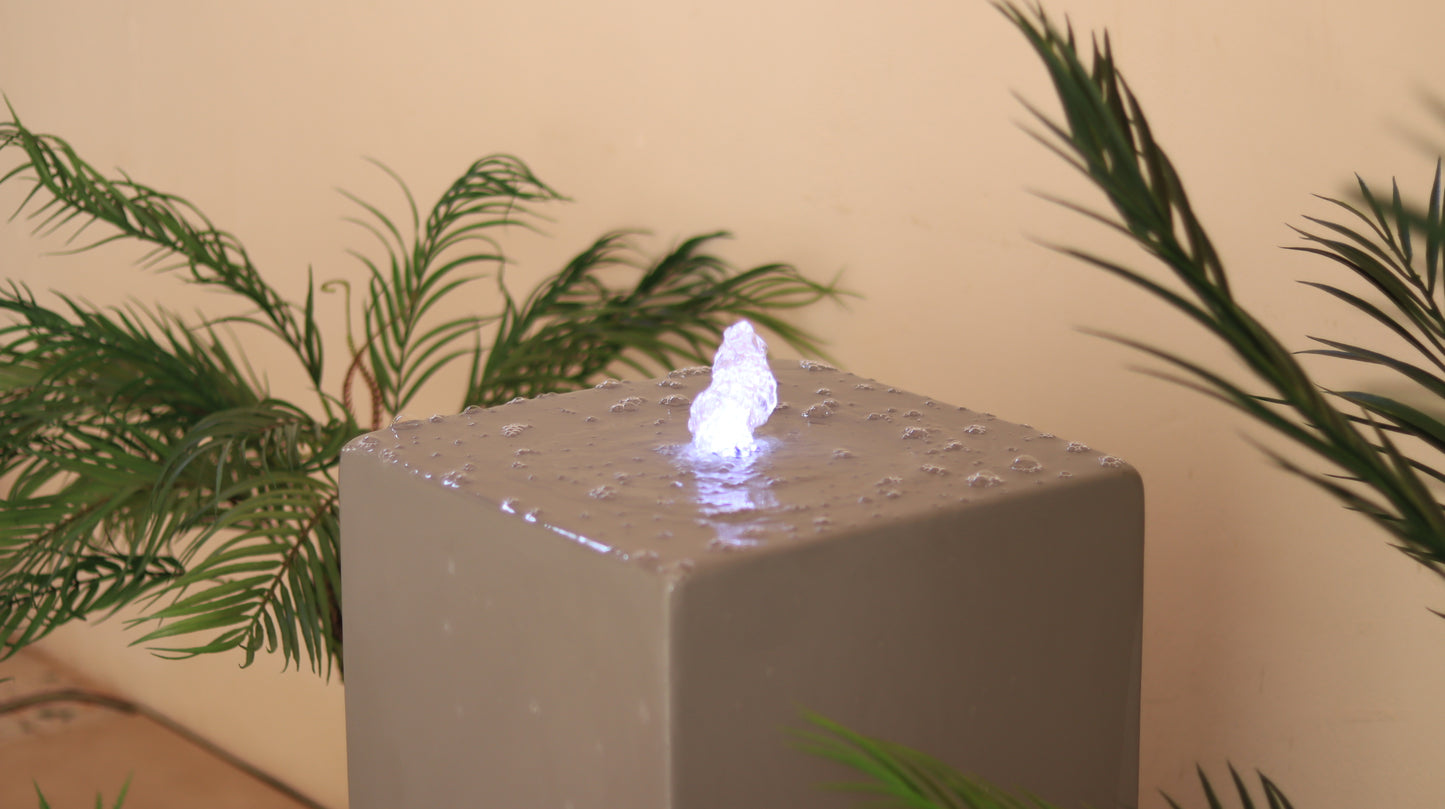 نافورة مضاءة تمنح المكان توهجاً مميزاً