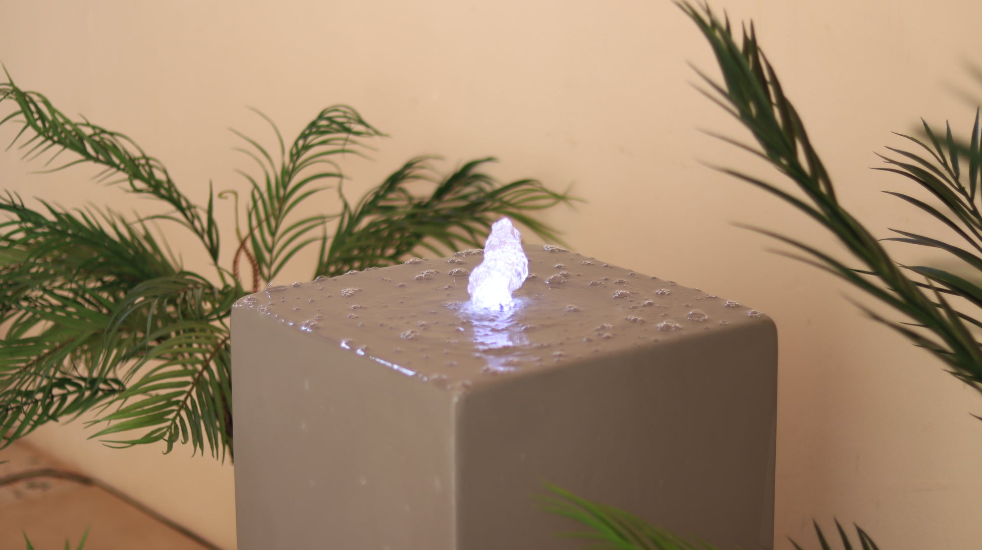 نافورة مضاءة تمنح المكان توهجاً مميزاً