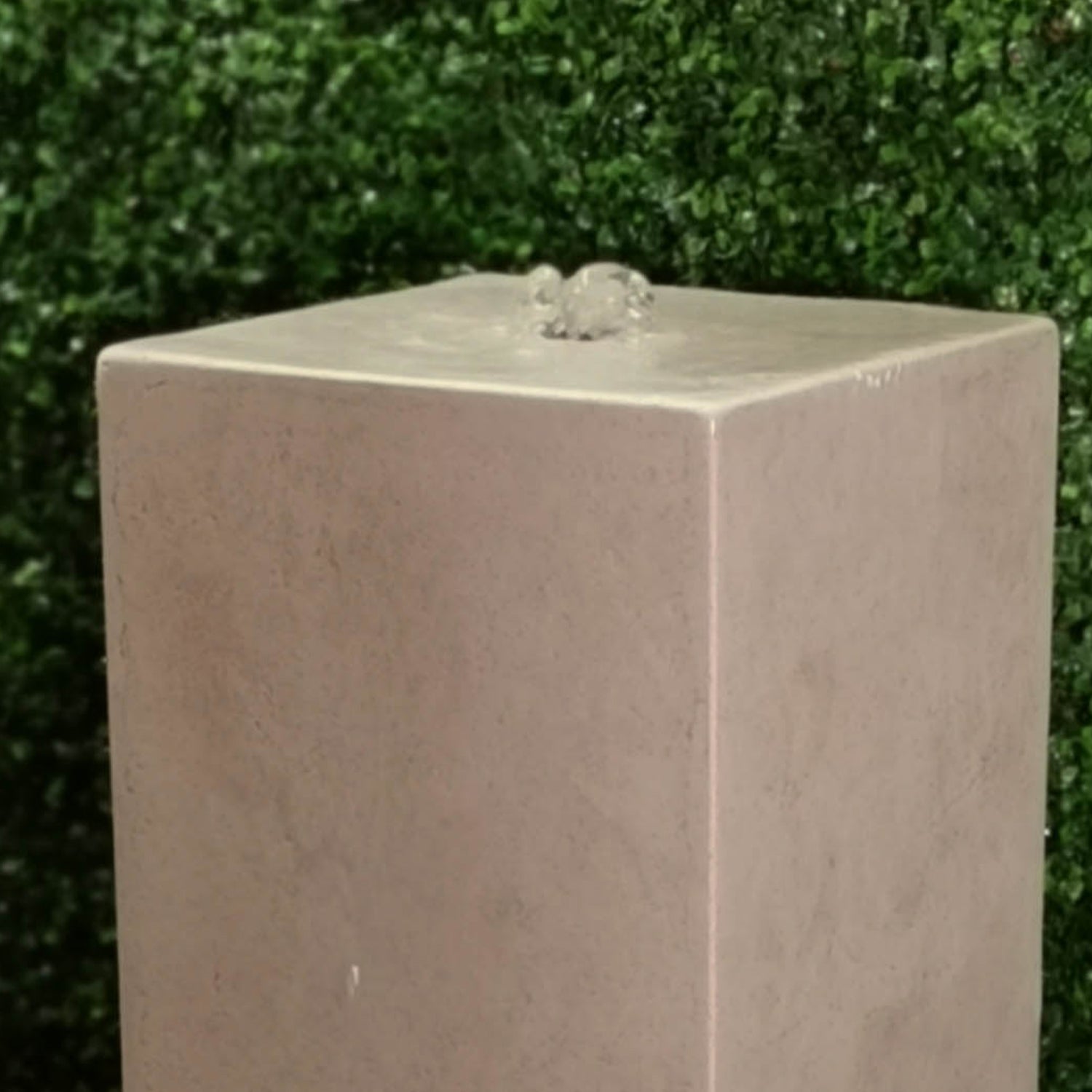 نافورة مع برج علوي يمنح إطلالة جمالية راقية