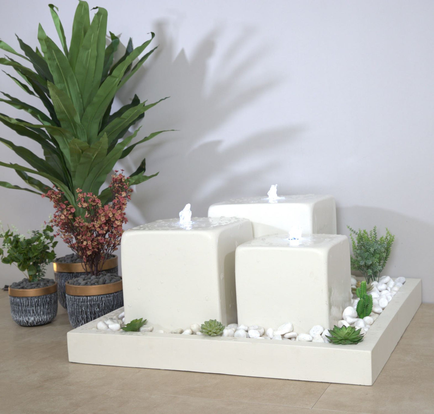 نافورة الأبراج بتصميم أنيق يضيف هدوءاً للمساحات