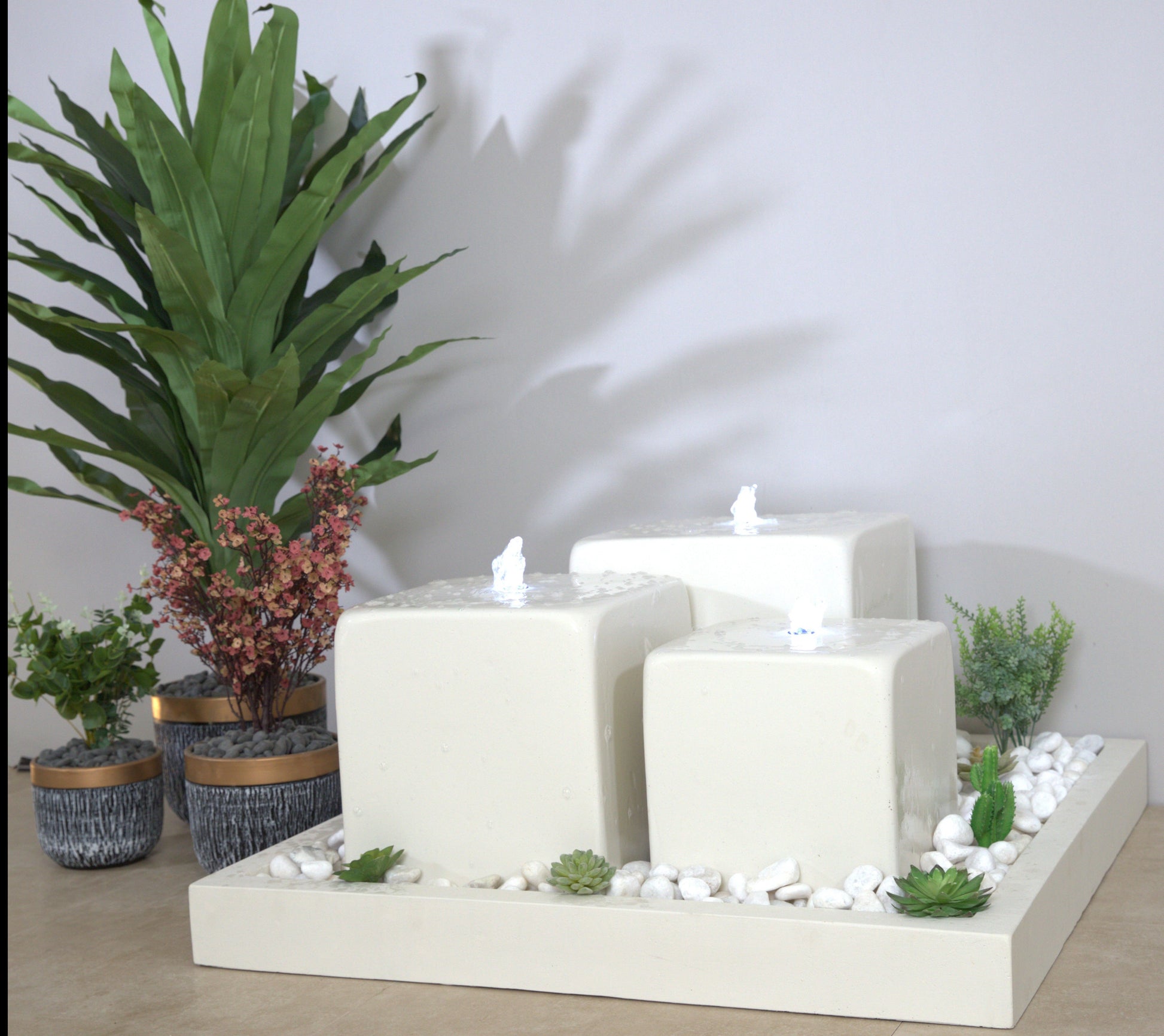 نافورة بثلاثة مستويات تمنح المكان لمسة راقية