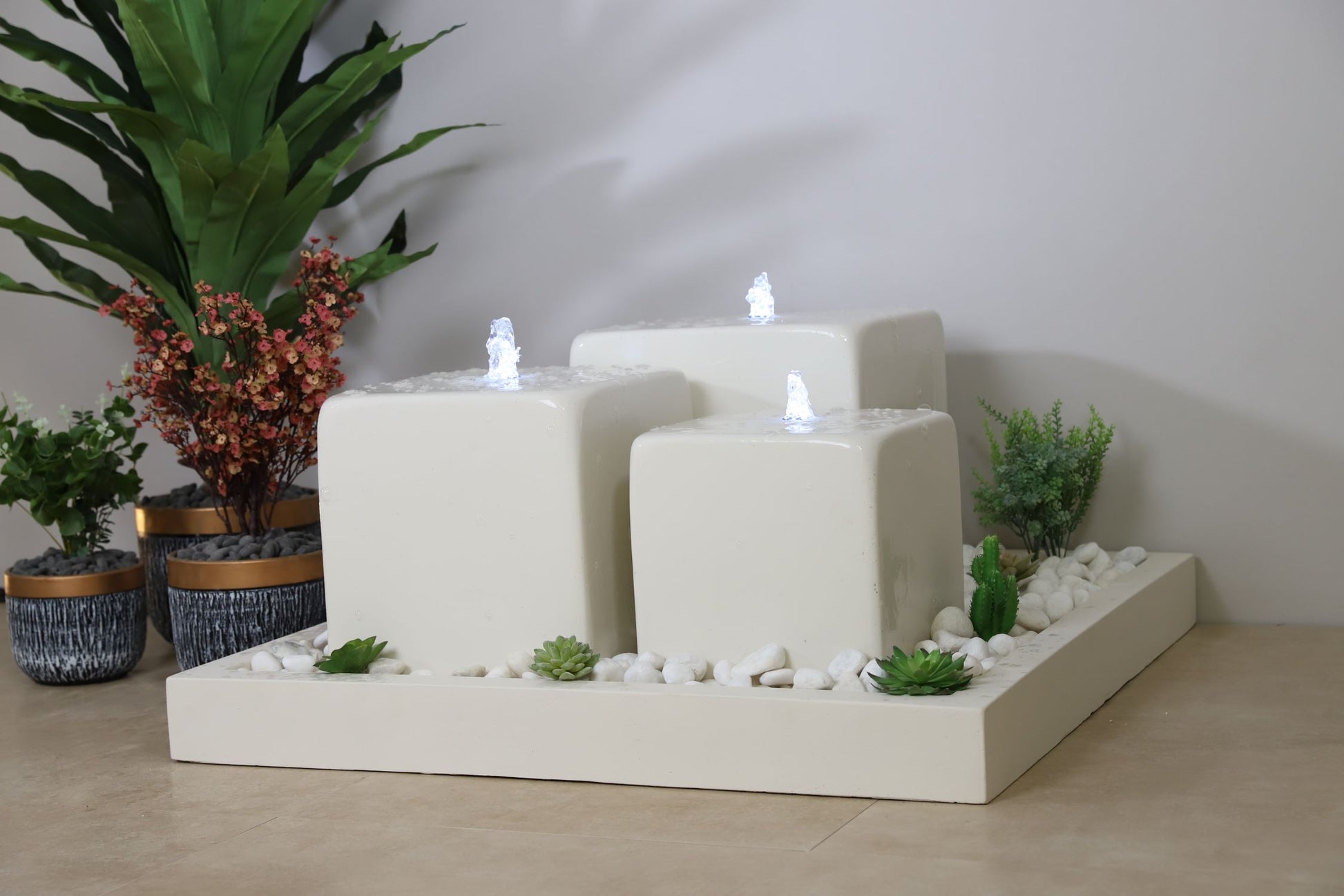 منظر مائي مميز يجمع بين ثلاثة أبراج مضاءة