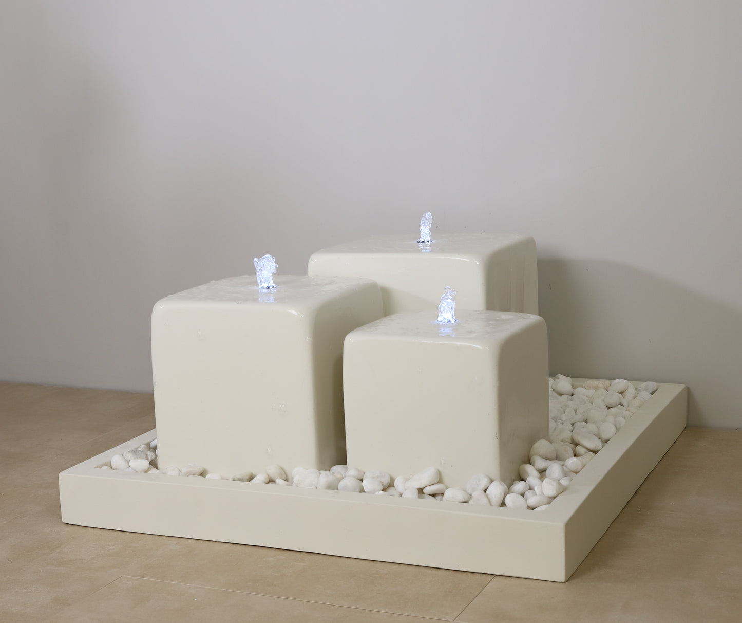 نافورة بلمسة عصرية تجمع الإضاءة مع حركة الماء