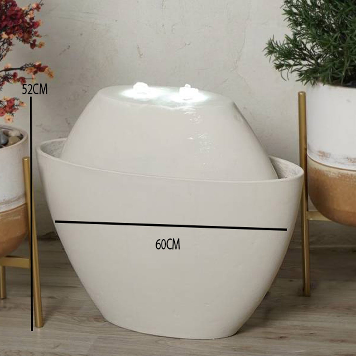 نافورة بيضاوية مضاءة تمنح المساحة هدوءاً واضحاً