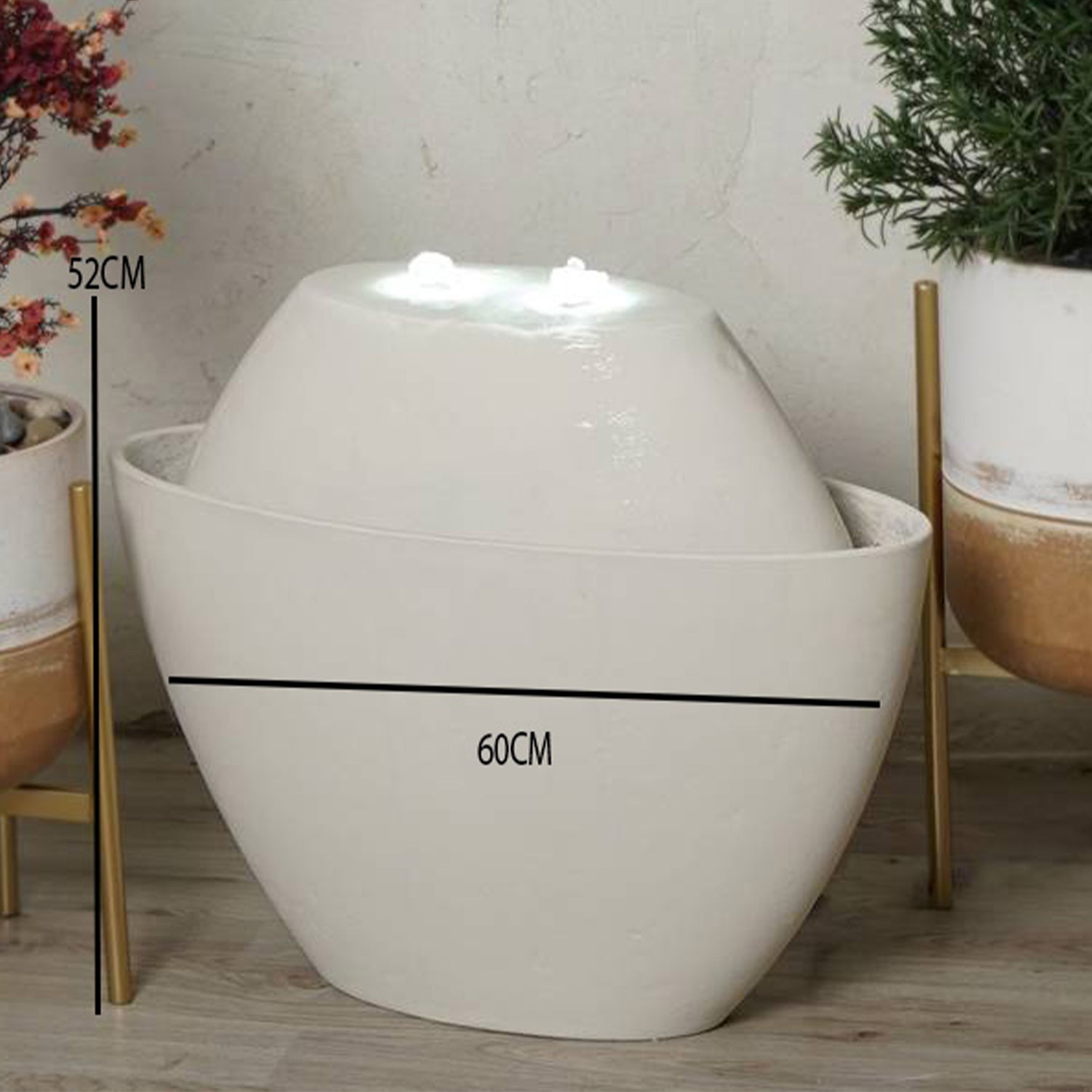 نافورة بيضاوية مضاءة تمنح المساحة هدوءاً واضحاً