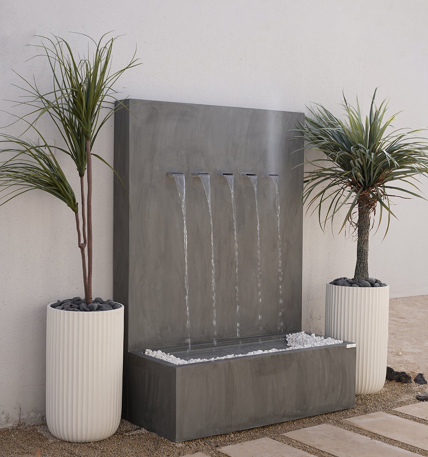 شلال فيرا مثالي للمساحات الداخلية والخارجية لإضفاء لمسة جمال.