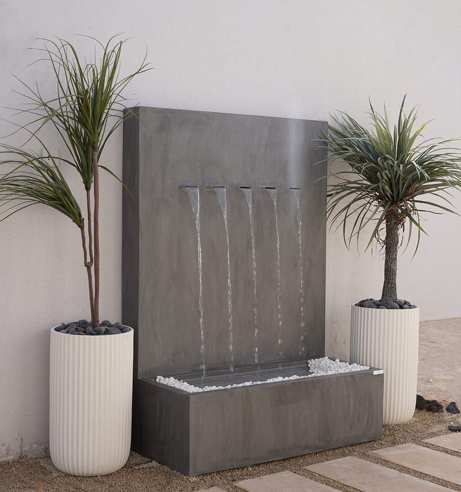 شلال فيرا مثالي للمساحات الداخلية والخارجية لإضفاء لمسة جمال.