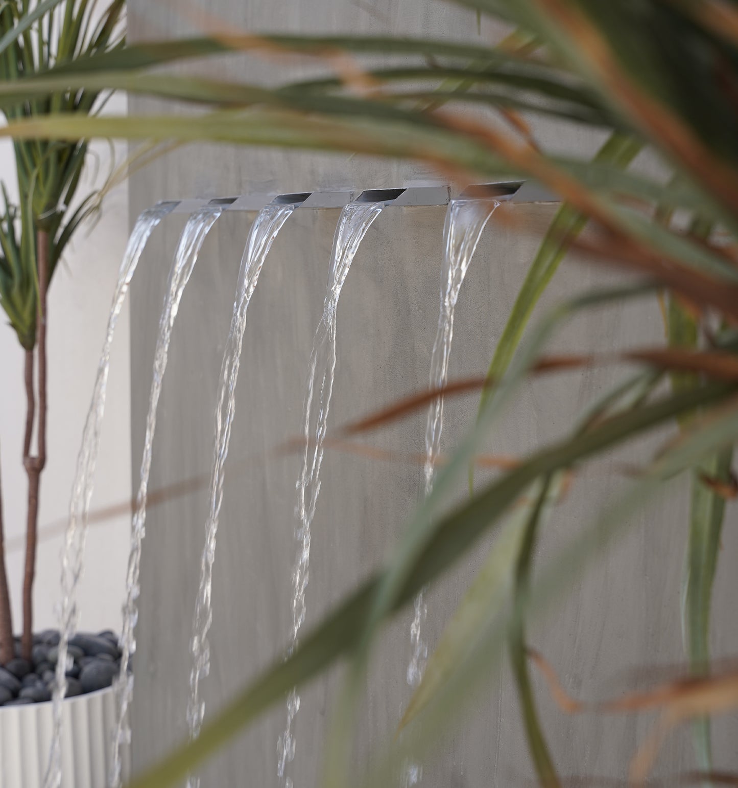 شلال فيرا مزود بمصبّات للماء مع إضاءة وإنارة مدمجة.