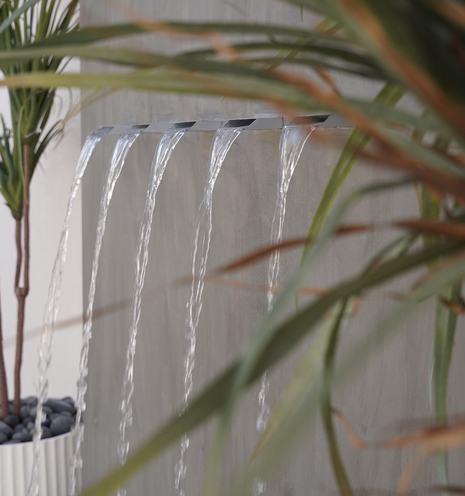 شلال فيرا مزود بمصبّات للماء مع إضاءة وإنارة مدمجة.