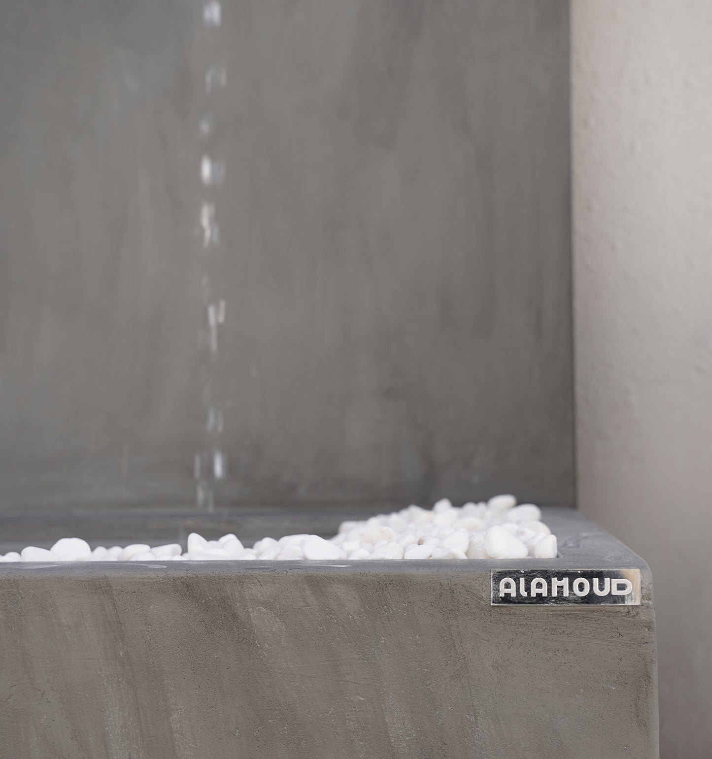 تصميم عصري للشلال مصنوع من الكونكريت مع مزيج من حجر الزينة.