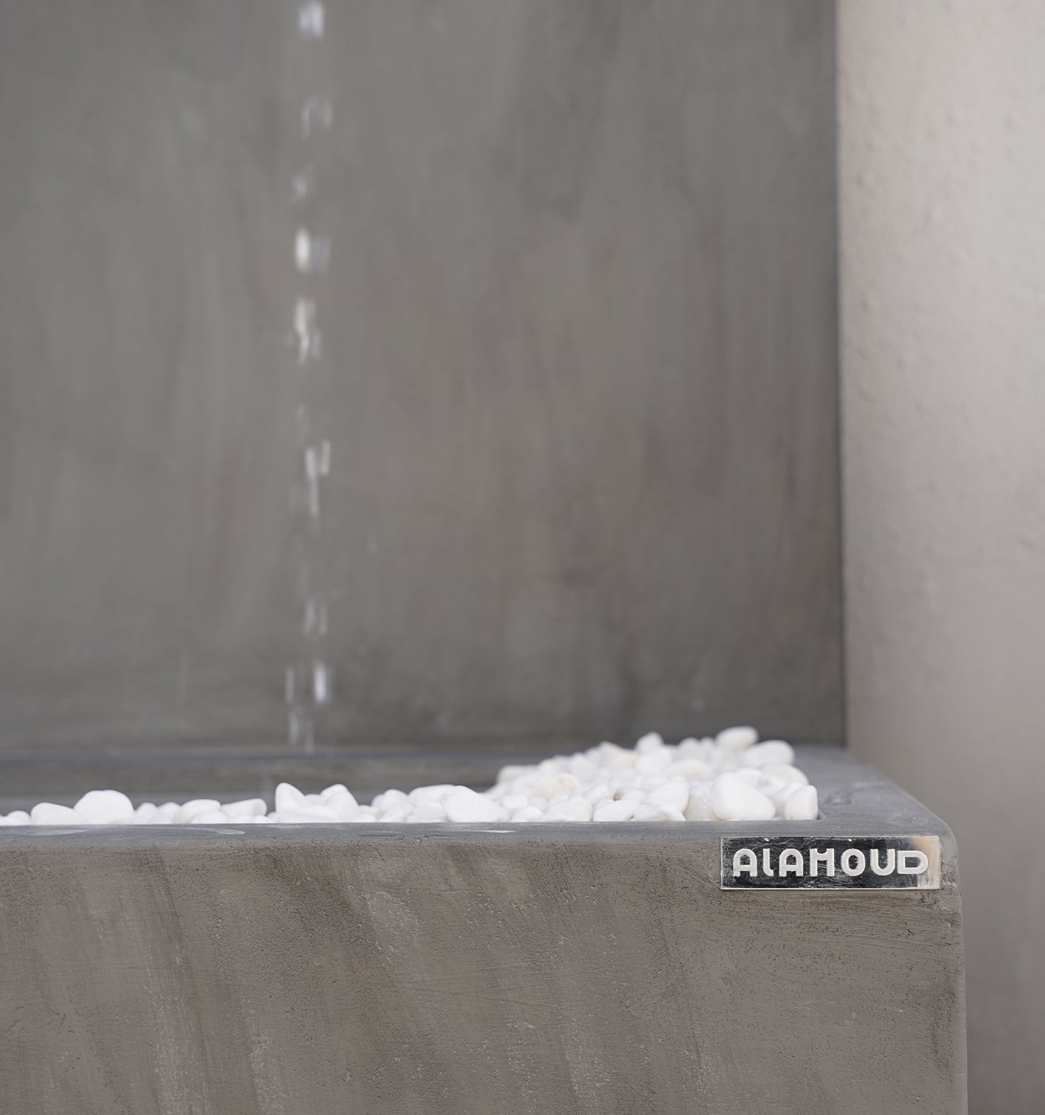 تصميم عصري للشلال مصنوع من الكونكريت مع مزيج من حجر الزينة.