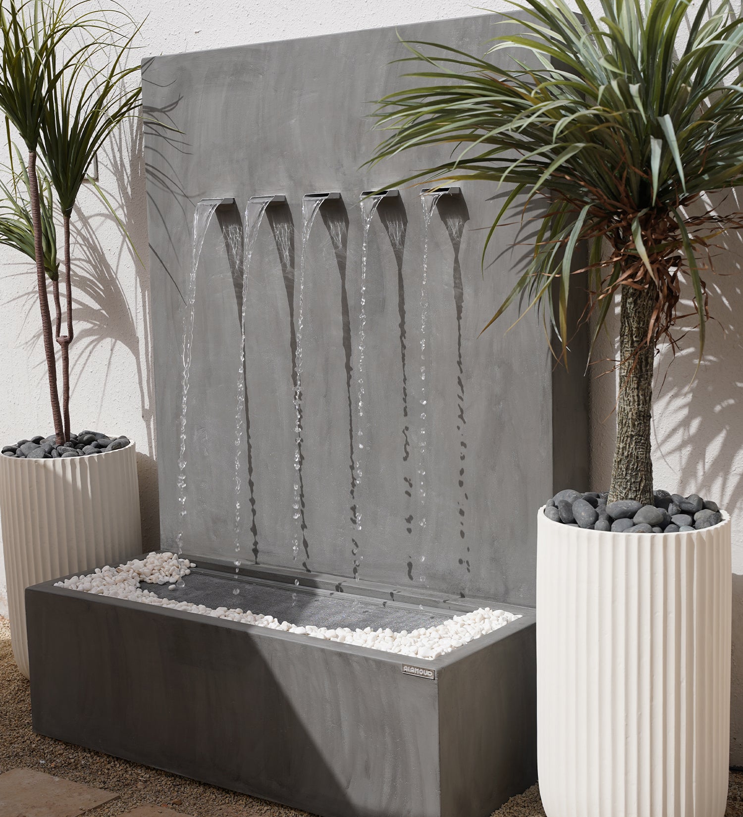 شلال فيرا يأتي مع خاصية التحكم عن بعد لتجربة سهلة ومريحة.