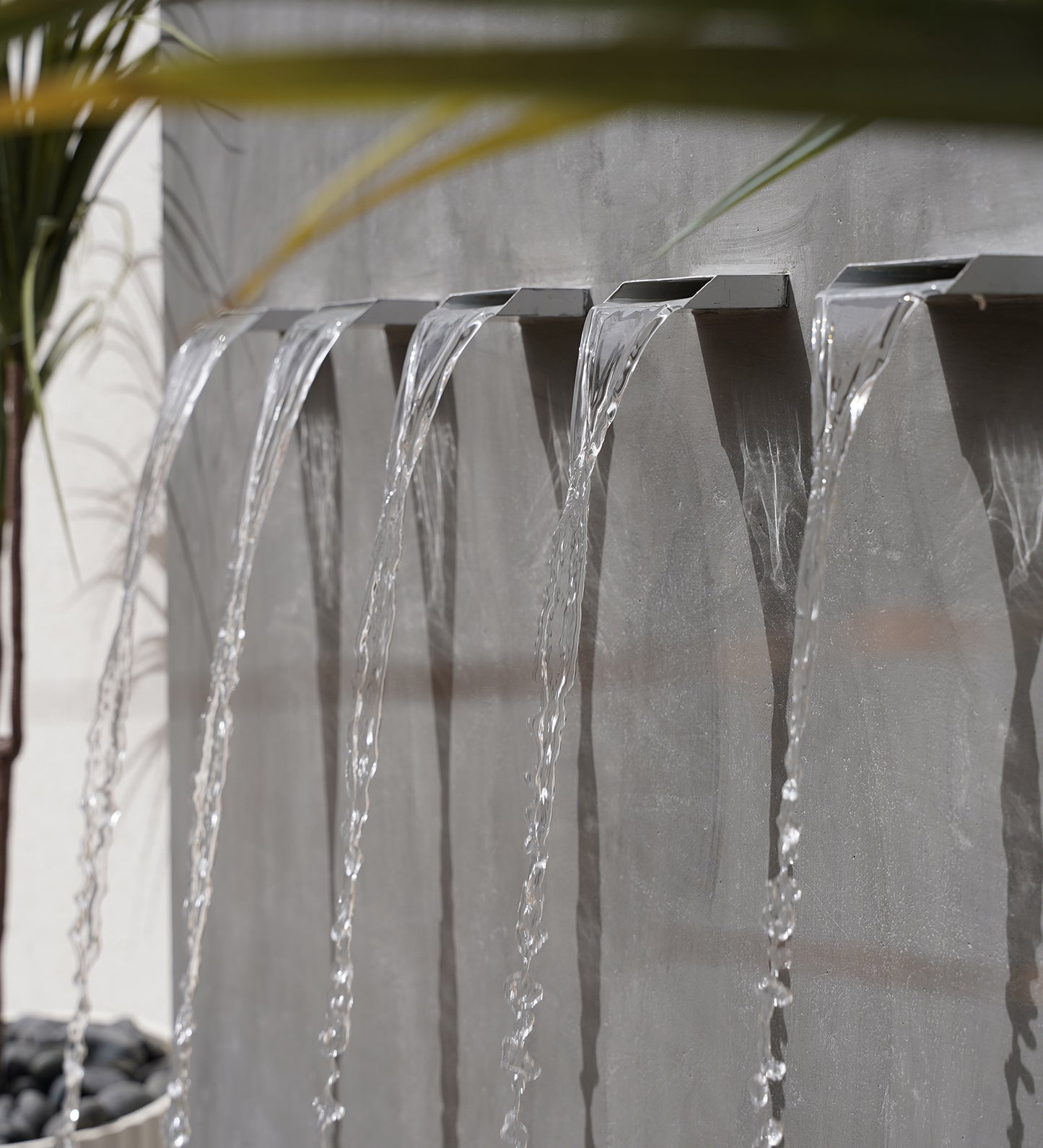 تصميم الشلال يضفي أجواء هادئة ومريحة في أي مكان.