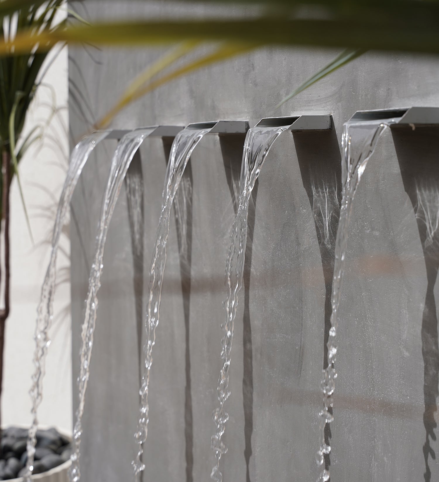 تصميم الشلال يضفي أجواء هادئة ومريحة في أي مكان.