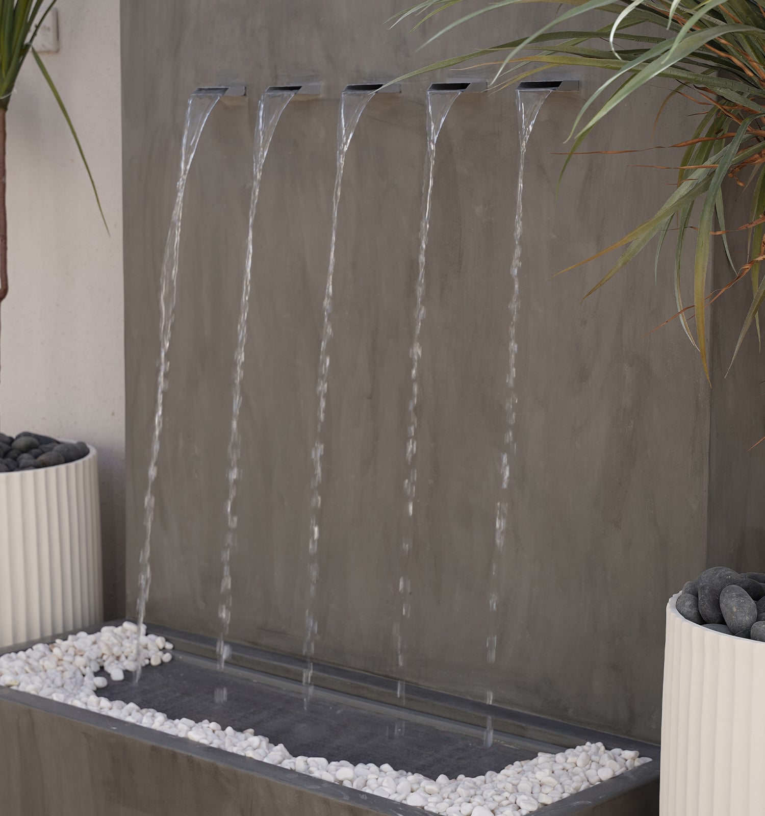 شلال داخلي وخارجي بتصميم متناسق وجمال طبيعي.